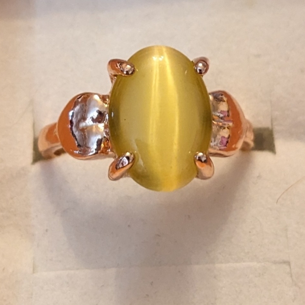 New yellow colored cat's eye style gold tone ring, T1B8B